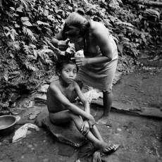 Juliana checks her son’s hair for lice. Some three hundred families of the CPR of the Ixcán resettled here after they left their hiding places in the jungle in late 1996. Primavera del Ixcán, 2000