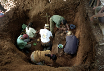 The exhumation of the remains of a woman and her daughter who were killed in a mortar attack launched by the army against civilians in hiding. Nebaj, 2000